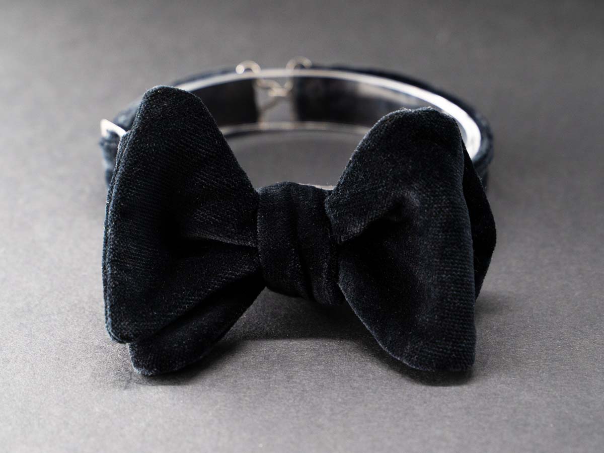 Men's self-tie bow tie in black Scabal velvet