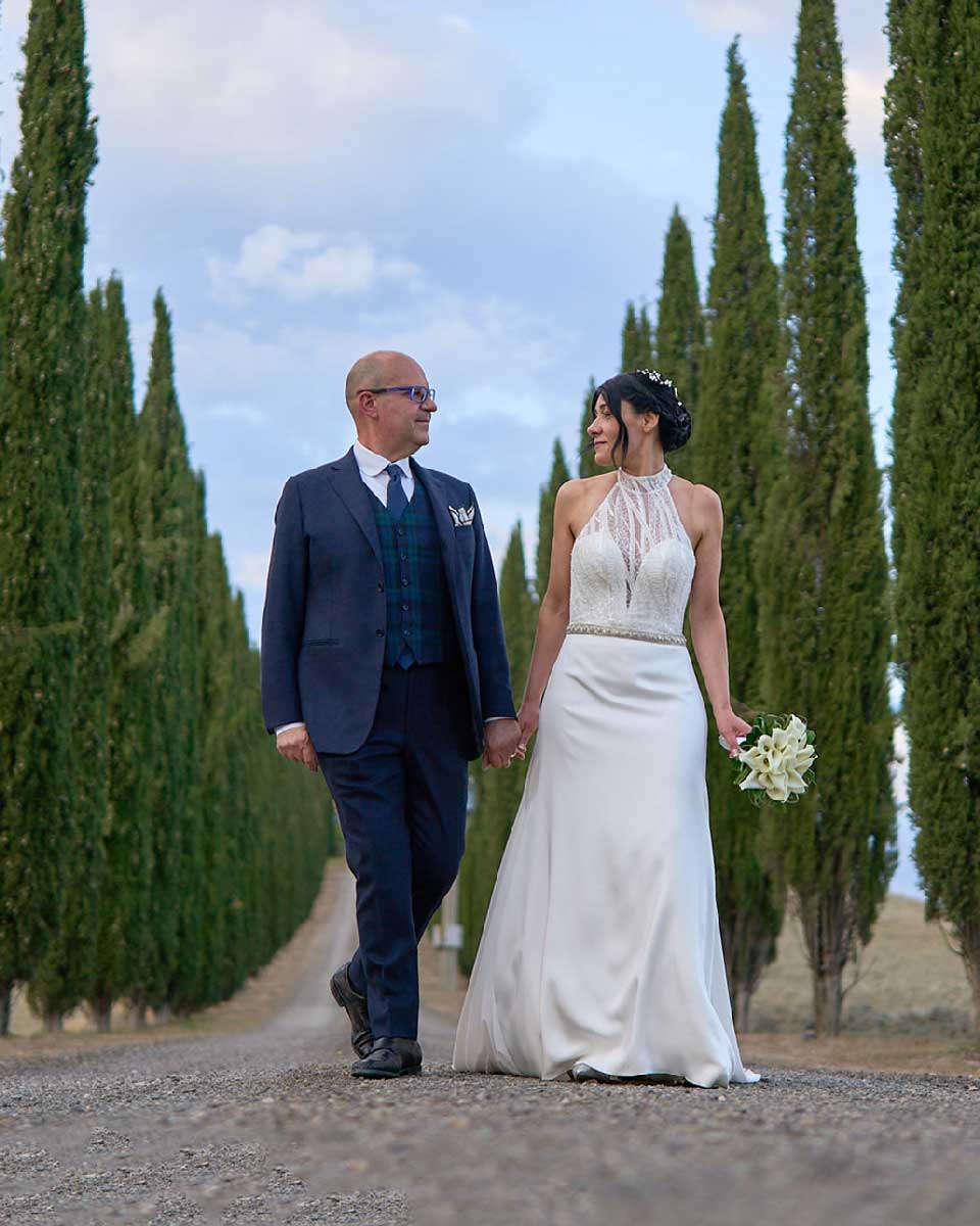 L'abito sposo su misura blu di Stefano sartoriale per il suo matrimonio. Un vestito da cerimonia con gilet tartan originale.
