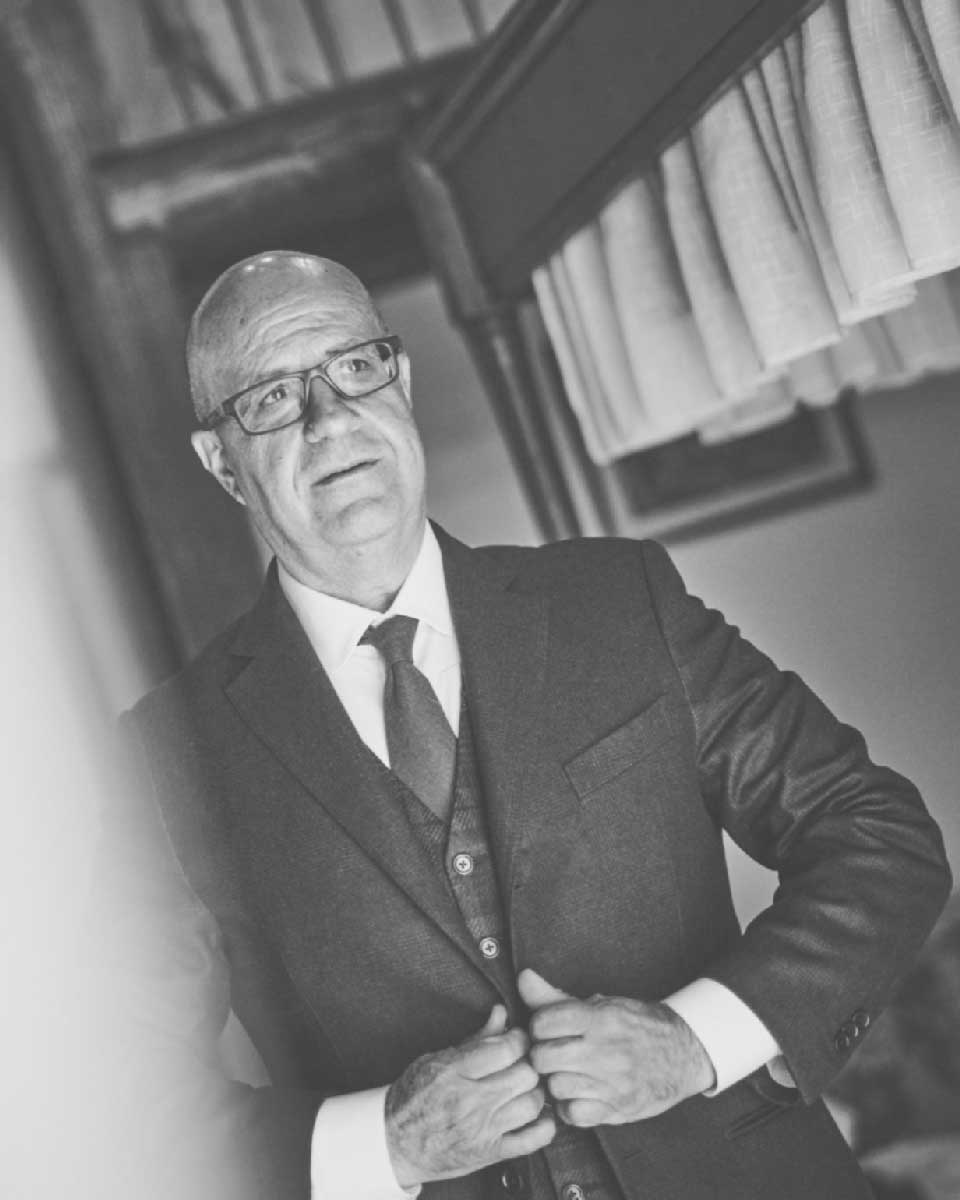 L'abito sposo su misura blu di Stefano sartoriale per il suo matrimonio. Un vestito da cerimonia con gilet tartan originale.