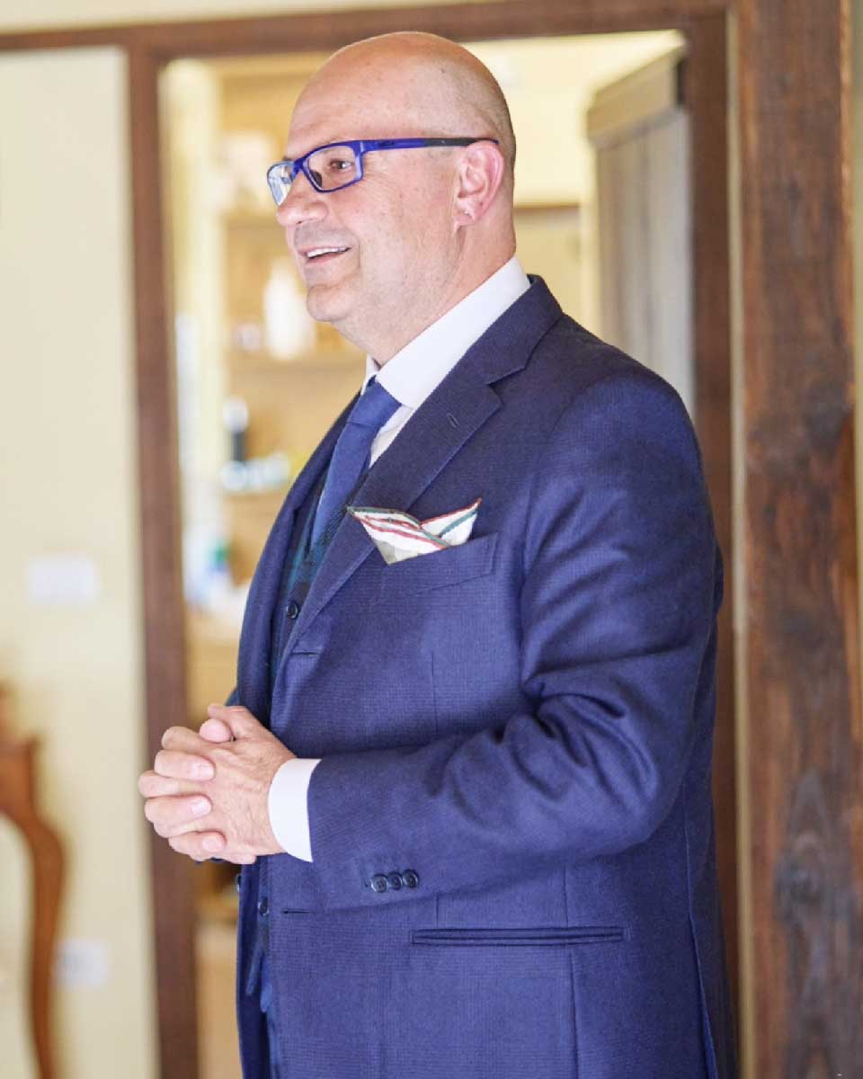L'abito sposo su misura blu di Stefano sartoriale per il suo matrimonio. Un vestito da cerimonia con gilet tartan originale.