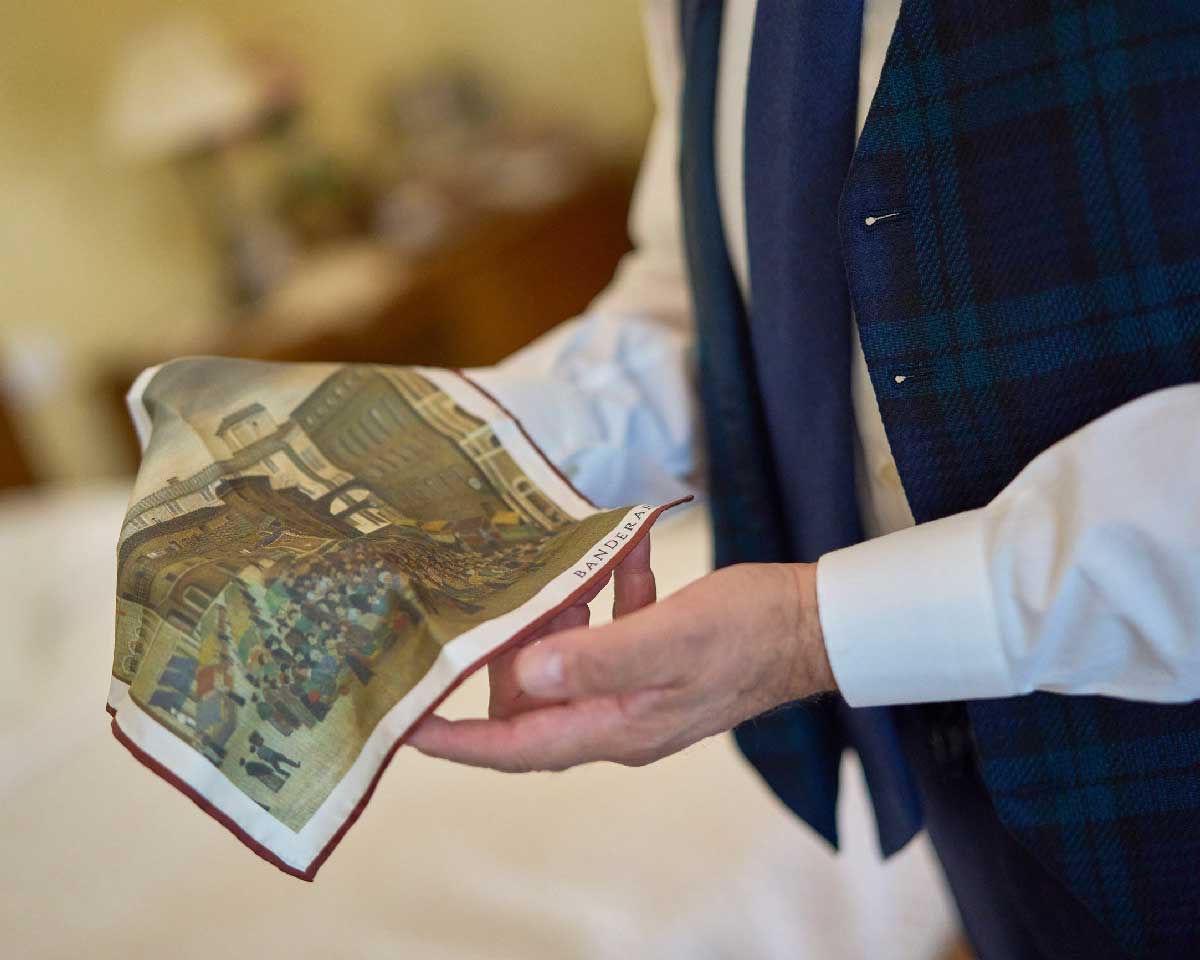 L'abito sposo su misura blu di Stefano sartoriale per il suo matrimonio. Un vestito da cerimonia con gilet tartan originale.