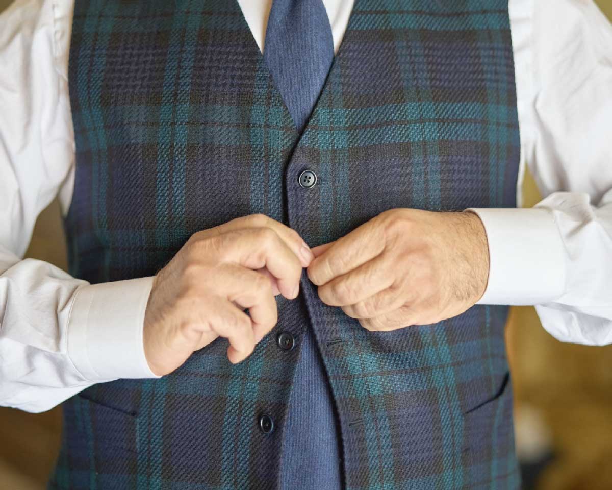 L'abito sposo su misura blu di Stefano sartoriale per il suo matrimonio. Un vestito da cerimonia con gilet tartan originale.