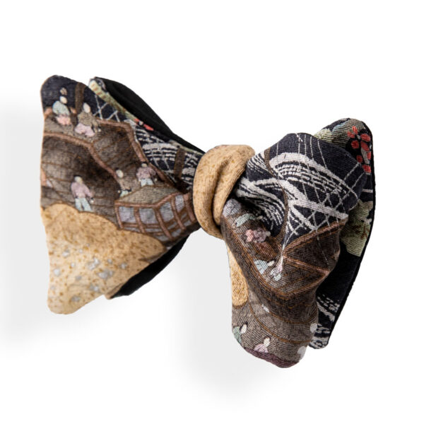 papillon uomo nero dalla fantasia giapponese da annodare ricavata da kimono vintage. Farfallino uomo con fantasia ispirata a temi giapponesi