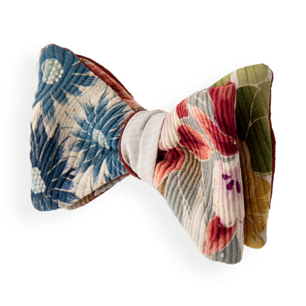 Papillon uomo floreale avorio da annodare ricavato da un kimono vintage. Farfallino uomo fiori blu rosso e verde da sposo boho naturalistico