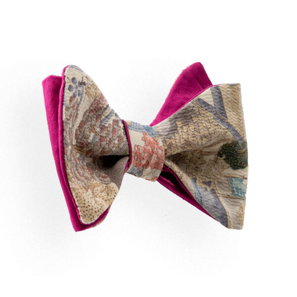 bow tie selftie with Japanese pattern made from vintage kimono. bow tie selftie with pattern inspired by Japanese themes