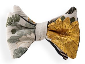 Papillon uomo da annodare bianco avorio a fiori d'oro ricamanti in seta giapponese ricavata da un kimono. Farfallino uomo da cerimonia