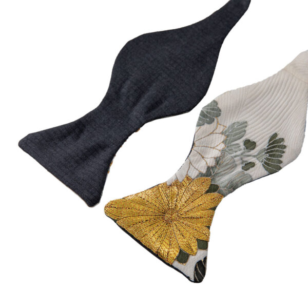 Papillon uomo da annodare bianco avorio a fiori d'oro ricamanti in seta giapponese ricavata da un kimono. Farfallino uomo da cerimonia
