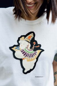 Komorebi è una maglia t-shirt girocollo in cotone organico bianco impreziosita da una figura giapponese ricavata da un pannello di un kimono degli anni ’60