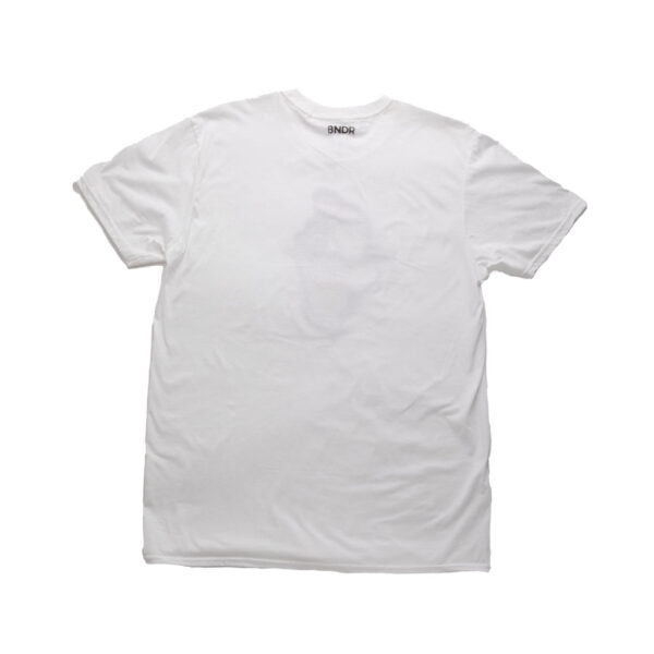 Komorebi è una maglia t-shirt girocollo in cotone organico bianco impreziosita da una figura giapponese ricavata da un pannello di un kimono degli anni ’60