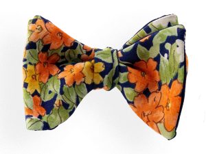 Papillon uomo floreale blu da annodare ricavato da un kimono vintage. Farfallino uomo fiori giallo arancione e verde da sposo boho naturalistico