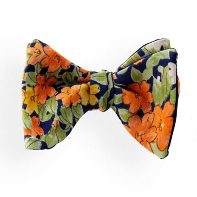 Papillon uomo floreale blu da annodare ricavato da un kimono vintage. Farfallino uomo fiori giallo arancione e verde da sposo boho naturalistico