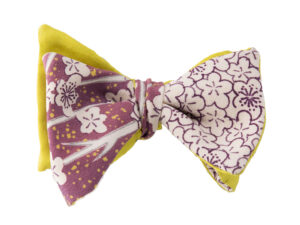 Papillon uomo floreale viola e giallo sartoriale da annodare in seta giapponese ricavata da un kimono vintage. Farfallino sposo da cerimonia originale