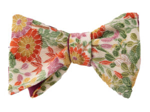 Papillon uomo floreale colorato rosa da annodare ricavato da un kimono vintage. Farfallino uomo fiori verde giallo senape da sposo boho naturalistico