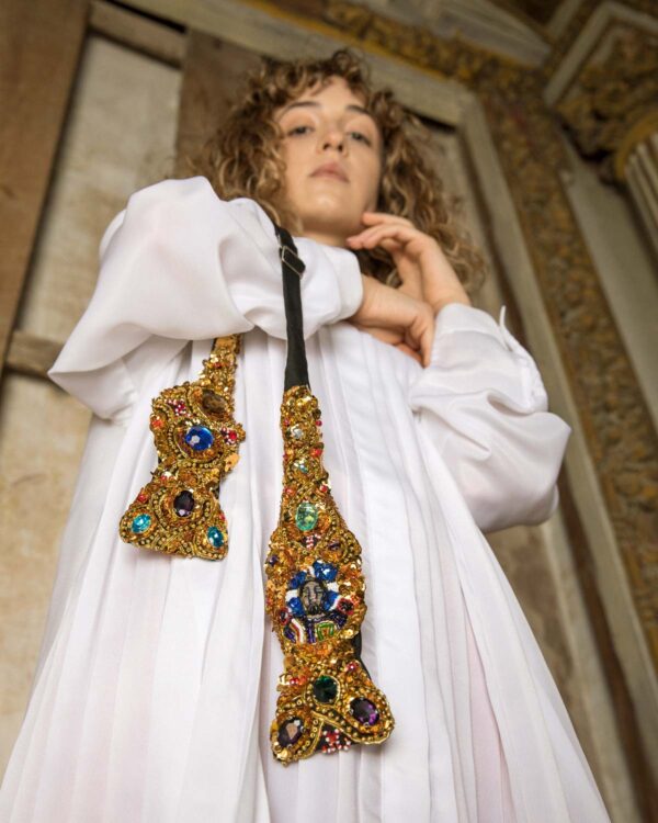Esclusivo papillon unisex ricamato oro ispirato all'icona di San Michele. Elegante ed originale farfallino per uomo e donna per eventi esclusivi e party.