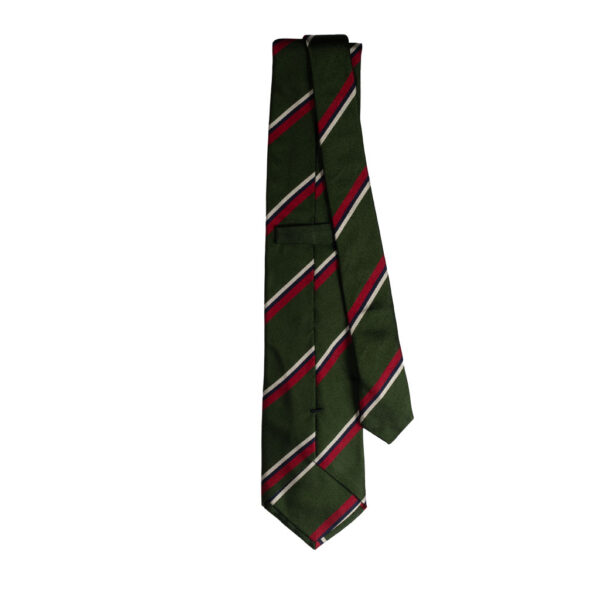 Cravatta regimental verde rosso bianco e blu in seta jacquard tre pieghe realizzata a mano in Italia con seta inglese Vanners. Cravatta a strisce 3 pieghe