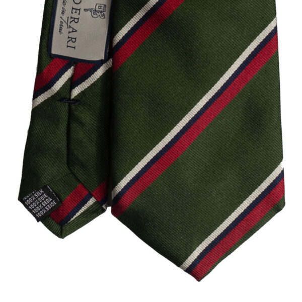 Cravatta regimental verde rosso bianco e blu in seta jacquard tre pieghe realizzata a mano in Italia con seta inglese Vanners. Cravatta a strisce 3 pieghe