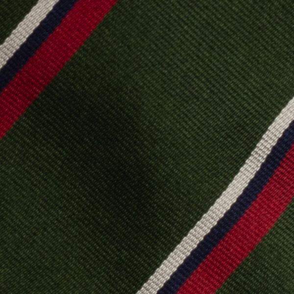 Cravatta regimental verde rosso bianco e blu in seta jacquard tre pieghe realizzata a mano in Italia con seta inglese Vanners. Cravatta a strisce 3 pieghe