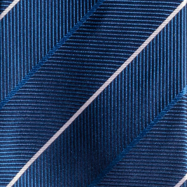 Cravatta regimental azzurro e bianco in seta jacquard tre pieghe realizzata a mano in Italia. Cravatta a strisce 3 pieghe