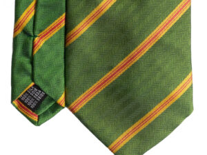 Cravatta regimental verde giallo e rosso magenta in seta jacquard tre pieghe realizzata a mano in Italia. Cravatta a strisce 3 pieghe