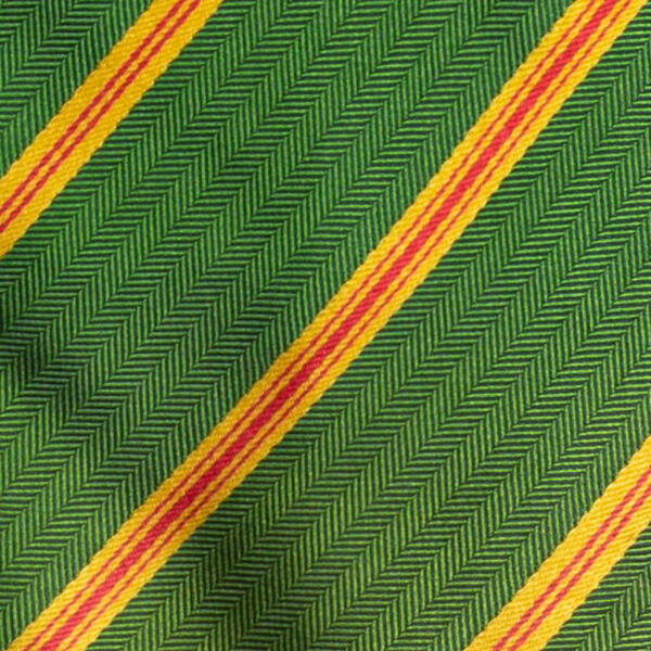 Cravatta regimental verde giallo e rosso magenta in seta jacquard tre pieghe realizzata a mano in Italia. Cravatta a strisce 3 pieghe
