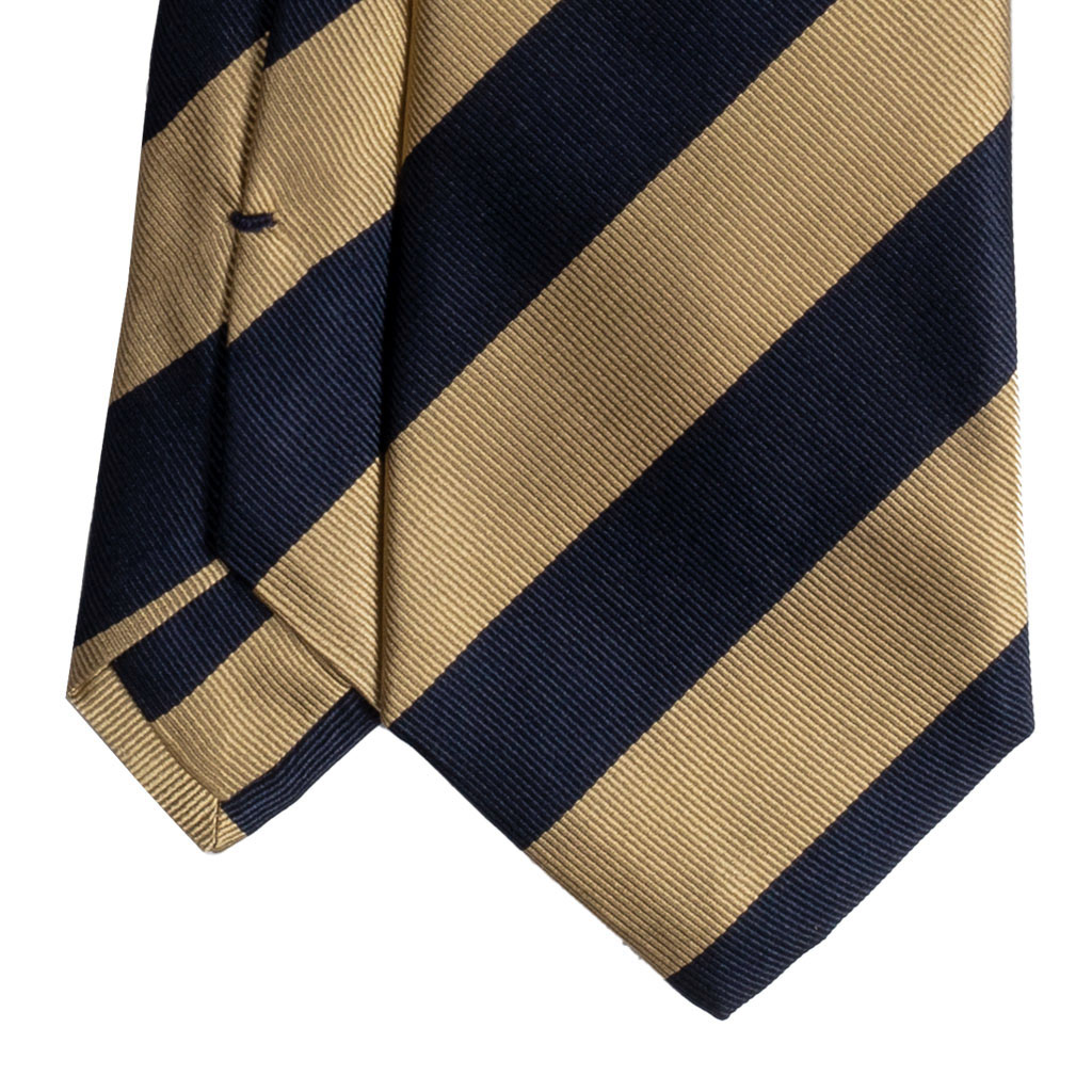 Cravatta regimental blu e oro in twill di seta sette pieghe realizzata a mano in Italia. Cravatta a righe blu e oro sette pieghe stile dandy 7 pieghe.
