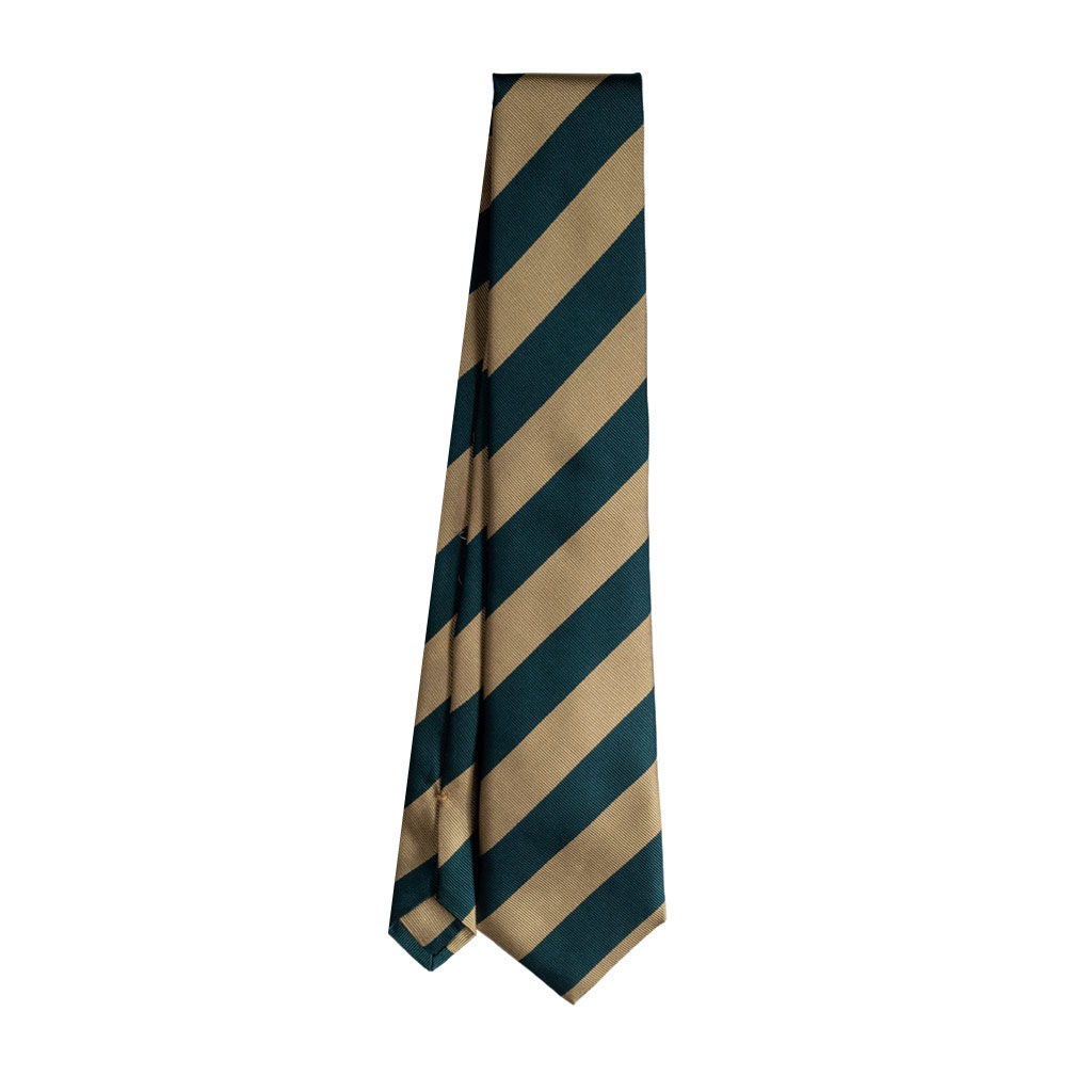Cravatta regimental verde e oro in twill di seta sette pieghe realizzata a mano in Italia. Cravatta a righe verde e oro sette pieghe stile dandy 7 pieghe.