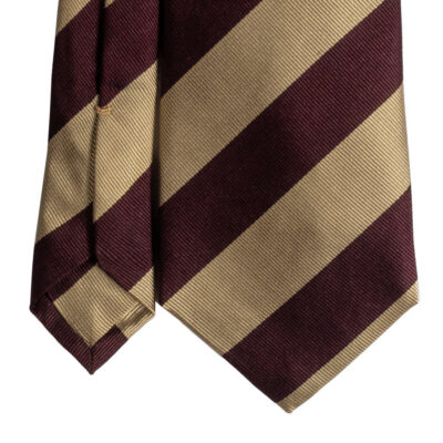 Cravatta regimental rosso bordeaux e oro in twill di seta sette pieghe realizzata a mano in Italia. Cravatta a righe rosso bordeaux e oro sette pieghe.