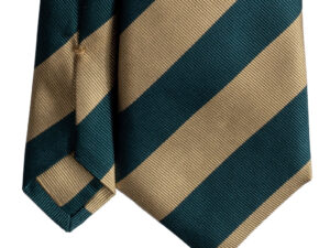Cravatta regimental verde e oro in twill di seta sette pieghe realizzata a mano in Italia. Cravatta a righe verde e oro sette pieghe stile dandy 7 pieghe.
