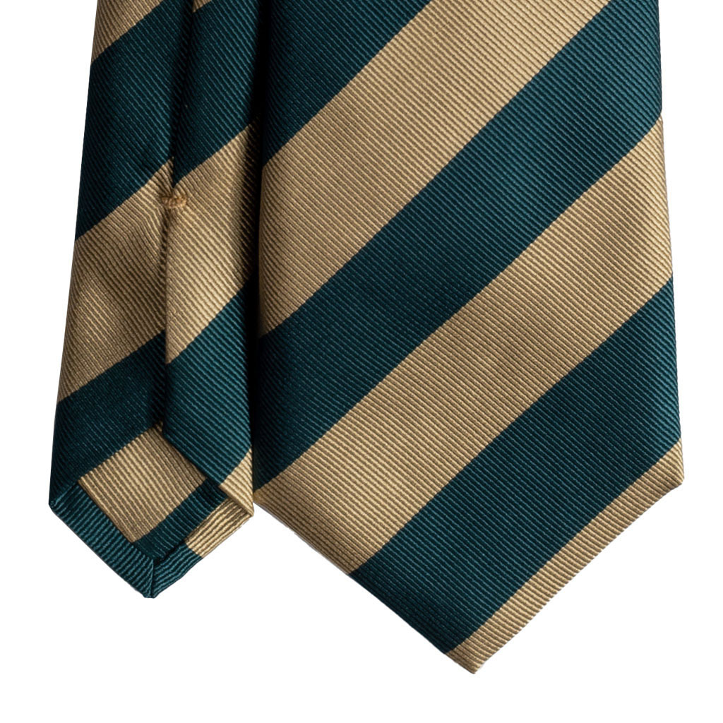 Cravatta regimental verde e oro in twill di seta sette pieghe realizzata a mano in Italia. Cravatta a righe verde e oro sette pieghe stile dandy 7 pieghe.