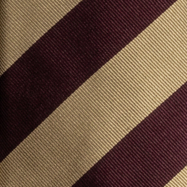 Cravatta regimental rosso bordeaux e oro in twill di seta sette pieghe realizzata a mano in Italia. Cravatta a righe rosso bordeaux e oro sette pieghe.