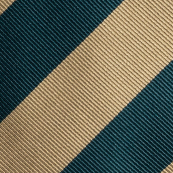 Cravatta regimental verde e oro in twill di seta sette pieghe realizzata a mano in Italia. Cravatta a righe verde e oro sette pieghe stile dandy 7 pieghe.