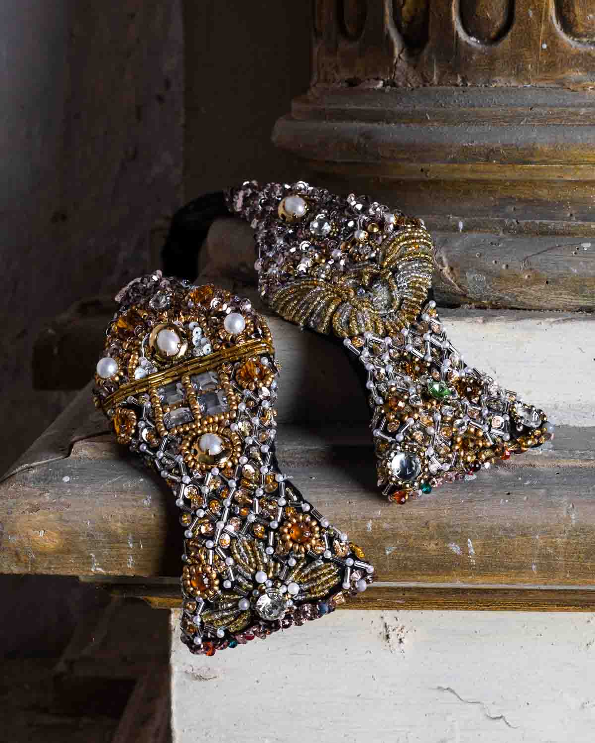 Esclusivo papillon unisex ricamato con pietre strass e perle. Elegante ed originale farfallino per uomo e donna per eventi esclusivi, party e red carpet.
