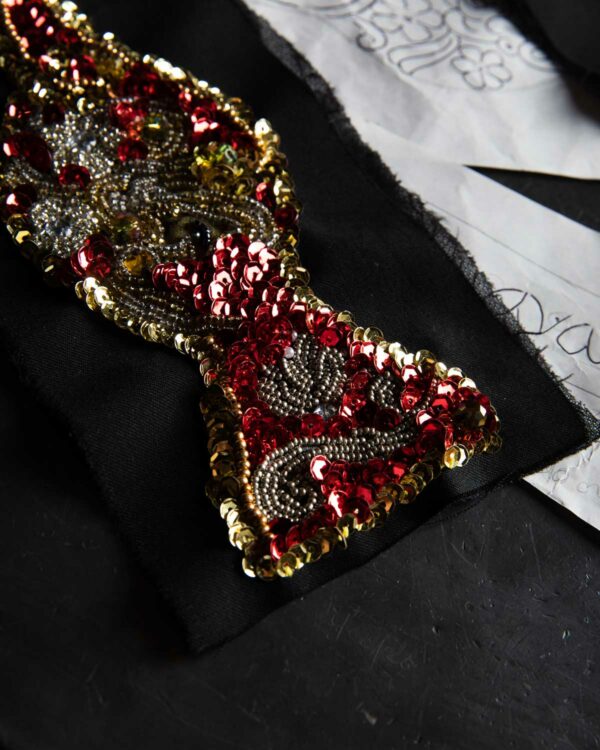 Esclusivo papillon unisex ricamato ispirato all'Urna del Santissimo Sacramento. Elegante ed originale farfallino rosso per uomo e donna per eventi esclusivi
