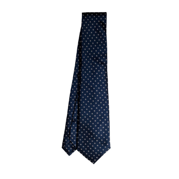 Cravatta blu micro fantasia bianca sette pieghe realizzata a mano in Italia. Cravatta sartoriale micro fantasia nei toni del blu e bianco sette pieghe.