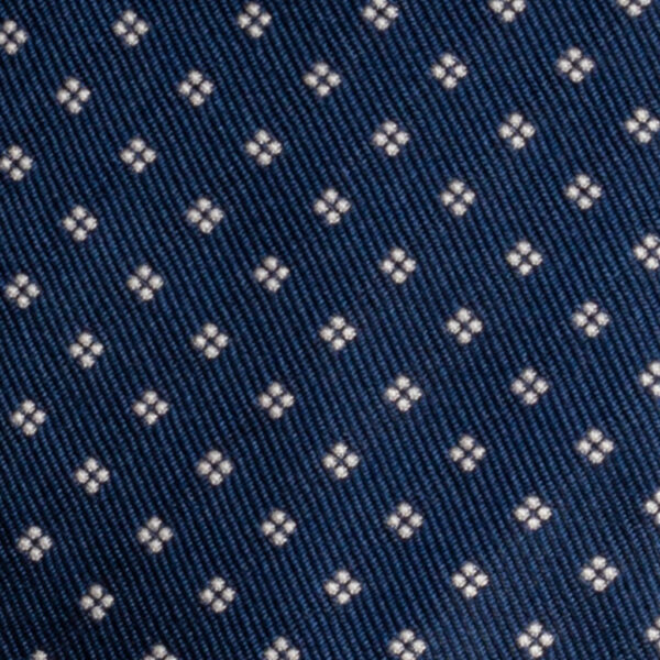 Cravatta blu micro fantasia bianca sette pieghe realizzata a mano in Italia. Cravatta sartoriale micro fantasia nei toni del blu e bianco sette pieghe.
