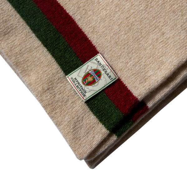 Sciarpa Ternana in puro Cashmere Cariaggi Beige impreziosita da due strisce orizzontali rosso e verdi alle estremità. Calda sciarpa in cashmere delle Fere.