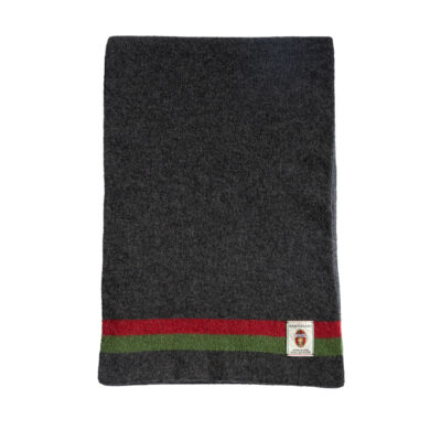 Sciarpa Ternana in puro Cashmere Cariaggi Grigio impreziosita da due strisce orizzontali rosso e verdi alle estremità. Calda sciarpa in cashmere delle Fere.