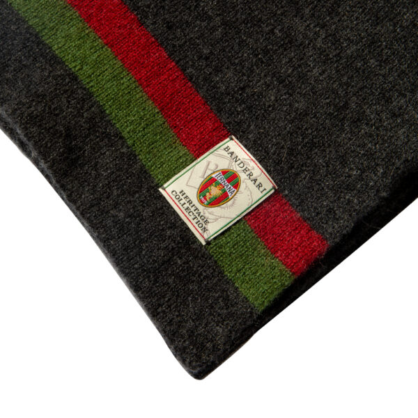 Sciarpa Ternana in puro Cashmere Cariaggi Grigio impreziosita da due strisce orizzontali rosso e verdi alle estremità. Calda sciarpa in cashmere delle Fere.