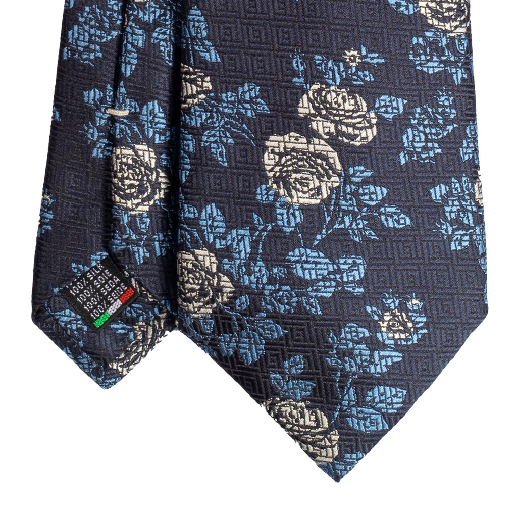 Cravatta blu fantasia floreale azzurro e bianco in jacquard di seta tre pieghe realizzata a mano in Italia. Cravatta blu fantasia fiori 3 pieghe azzurro