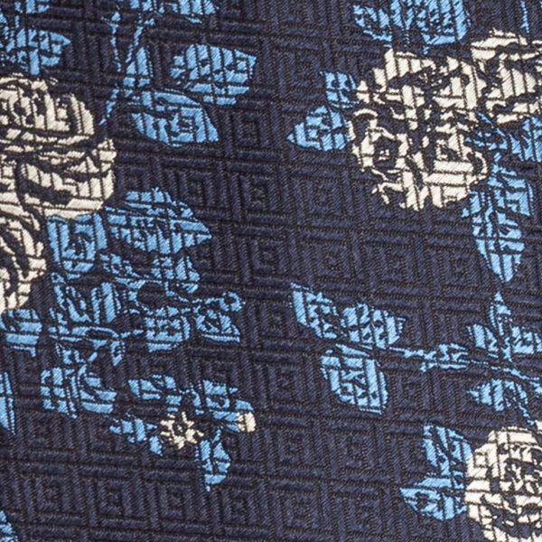 Cravatta blu fantasia floreale azzurro e bianco in jacquard di seta tre pieghe realizzata a mano in Italia. Cravatta blu fantasia fiori 3 pieghe azzurro