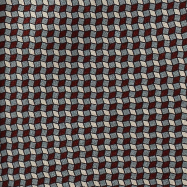Cravatta fantasia geometrica rosso e grigio tre pieghe realizzata a mano in Italia. Cravatta geometrica bordeaux e grigio 3 pieghe di alta qualità.