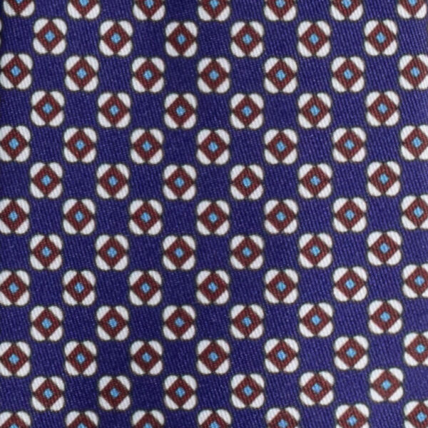 Cravatta fantasia geometrica blu rosso bianco celeste in twill di seta tre pieghe realizzata a mano in Italia. Cravatta geometrica 3 pieghe di alta qualità