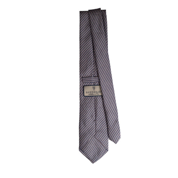 Cravatta fantasia geometrica rosa grigio in seta jacquard tre pieghe realizzata a mano in Italia. Cravatta geometrica 3 pieghe di alta qualità