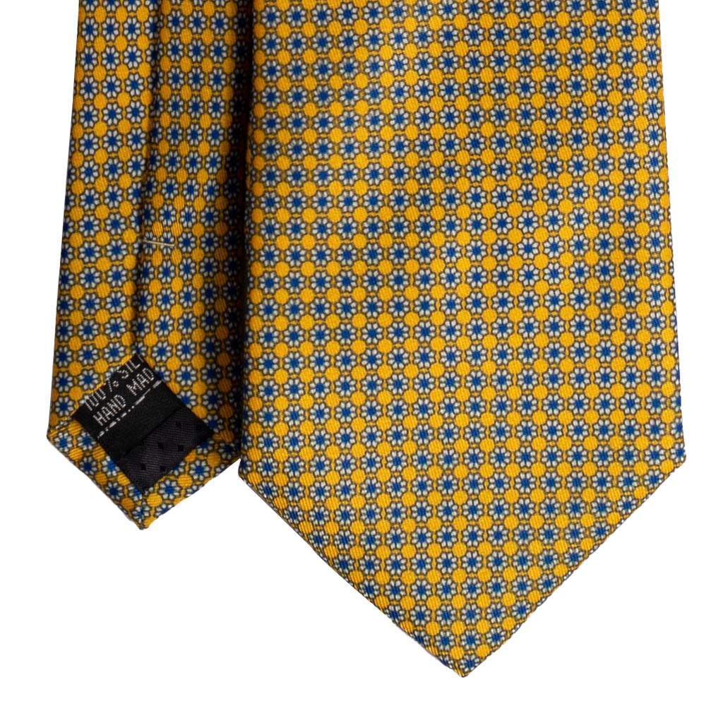 Cravatta fantasia geometrica giallo blu e bianco twill di seta tre pieghe realizzata a mano in Italia. Cravatta geometrica 3 pieghe di alta qualità