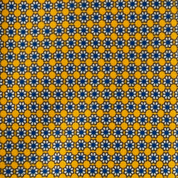 Cravatta fantasia geometrica giallo blu e bianco twill di seta tre pieghe realizzata a mano in Italia. Cravatta geometrica 3 pieghe di alta qualità