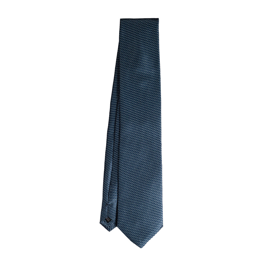 Cravatta fantasia geometrica azzurro e bianco in raso di seta tre pieghe realizzata a mano in Italia. Cravatta geometrica 3 pieghe di alta qualità