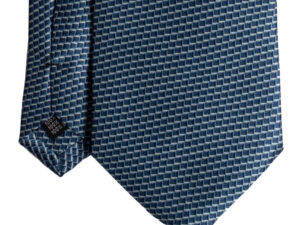 Cravatta fantasia geometrica azzurro e bianco in raso di seta tre pieghe realizzata a mano in Italia. Cravatta geometrica 3 pieghe di alta qualità