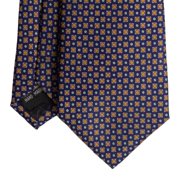 Cravatta fantasia geometrica blu rosa giallo e bianco twill di seta tre pieghe realizzata a mano in Italia. Cravatta geometrica 3 pieghe di alta qualità