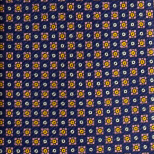 Cravatta fantasia geometrica blu rosa giallo e bianco twill di seta tre pieghe realizzata a mano in Italia. Cravatta geometrica 3 pieghe di alta qualità