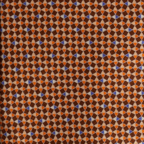 Cravatta fantasia geometrica arancione marrone e blu in raso di seta tre pieghe realizzata a mano in Italia. Cravatta geometrica 3 pieghe di alta qualità